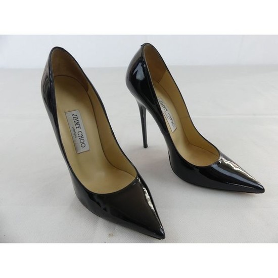 Jimmy CHOO. Anouk pumps in black lacquer. In...