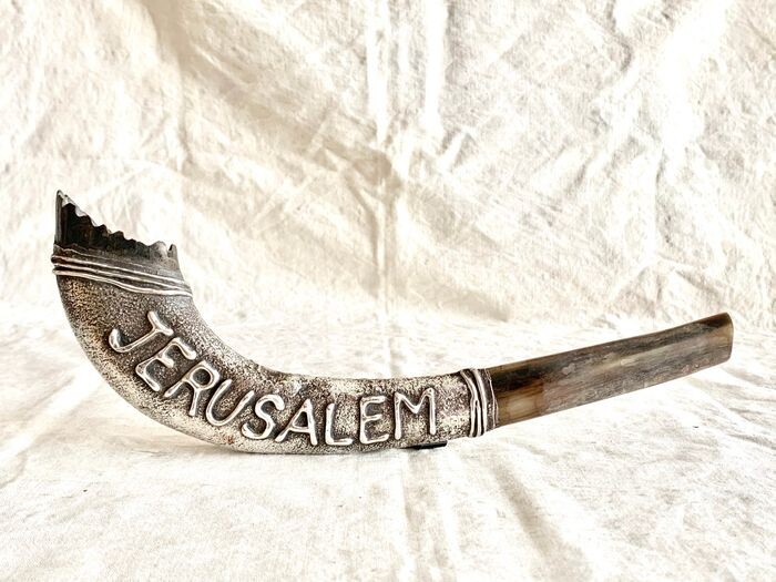 Judaica - A magnificent and luxurious deer horn ( shofar ) with silver decorations- Horn / sterling silver- Israeli artist- Israel - Mid 20th century