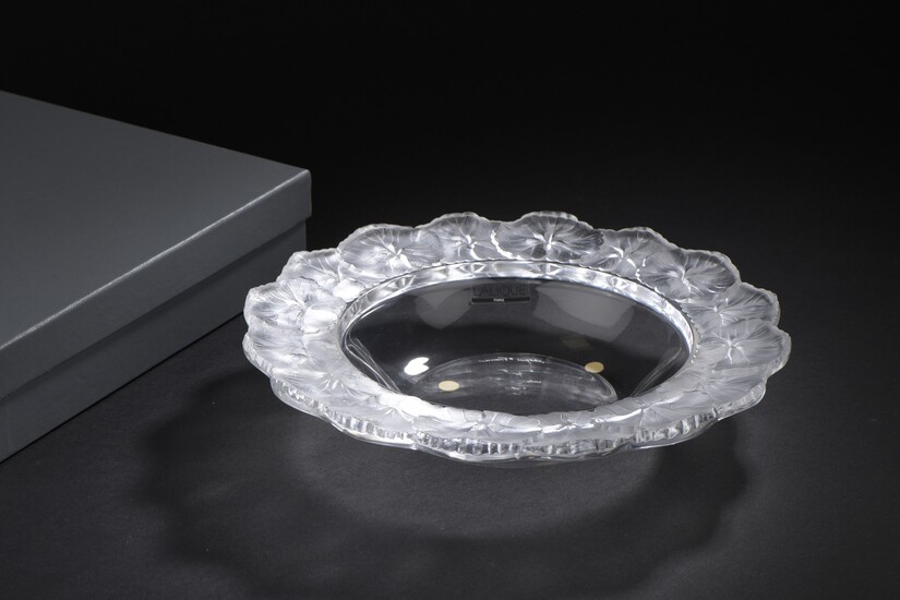LALIQUE France Assiette creuse en cristal translucide pressé moulé, modèle "Honfleur". Signée "Lalique France" H_5cm...