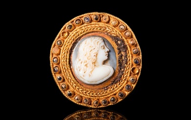 LATE ROMAN GOLD PENDANT WITH CAMEO DEPICTING A YOUNG WOMAN