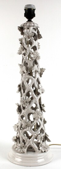 Lampada da tavolo in maiolica Bassano, traforata con decori a fiori, altezza cm. 52, XX secolo
