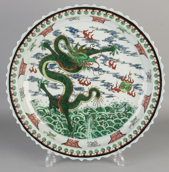 Large Chinese porcelain dish Verte Family with dragons