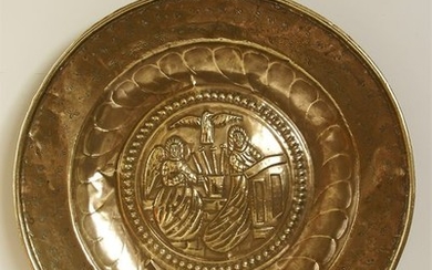 Large brass alms dish decorated with the Annunciation - Gothic - Brass - 16th century