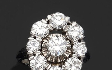 Lot 129 BAGUE "Marguerite" en platine 850/°° et or 750/°° sertie de diamants taillés en brillant taille...