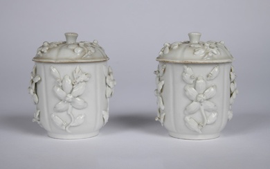 Lot comprenant : Deux petits pots à crème couverts en porcelaine tendre émaillée blanche à...