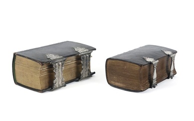 Lot de deux bibles anciennes (18° et 19° siècles) reliées en cuir avec montures en...