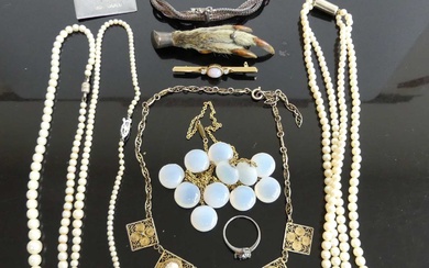 Lot details Assorted costume jewellery, to include faux pearl necklace,...