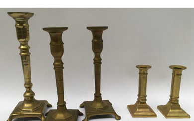 Lotto composto da cinque candelieri in metallo a base quadrata. Epoche diverse (h. max cm 25,5) (lievi difetti)