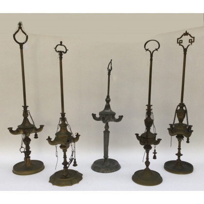 Lotto composto da cinque lampade fiorentine in bronzo con coppa a quattro fiamme, di cui quattro con accessori. Presa ad...