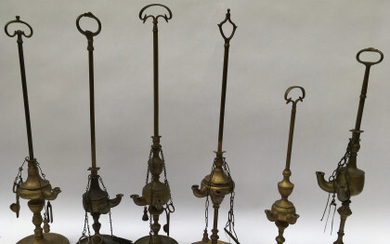 Lotto composto da sei lampade fiorentine in bronzo, di cui cinque con accessori. Presa ad anello sagomato. Epoche diverse (h...