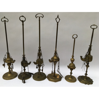Lotto composto da sei lampade fiorentine in bronzo, di cui cinque con accessori. Presa ad anello sagomato. Epoche diverse (h...