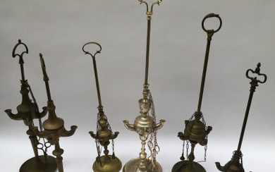 Lotto composto da sei lampade fiorentine in metallo con coppa a quattro fiamme, di cui cinque con accessori. Presa ad...