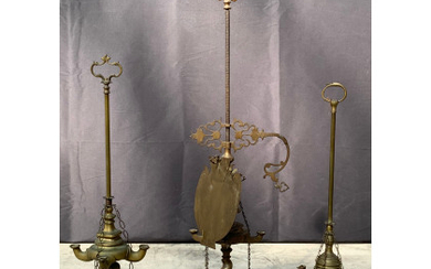 Lotto composto da tre lampade fiorentine in bronzo con coppa a quattro fiamme e catenelle con accessori, di cui una...