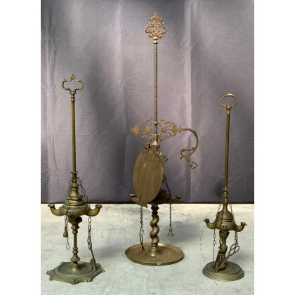 Lotto composto da tre lampade fiorentine in bronzo con coppa a quattro fiamme e catenelle con accessori, di cui una...
