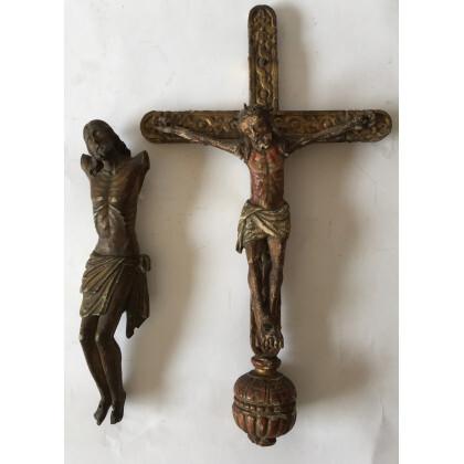 Lotto composto da un Crocefisso in legno intagliato, laccato e dorato e una porzione di scultura laccata raffigurante Cristo in...