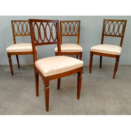 Lotto di quattro sedie in legno con schienale traforato, gambe a obelisco rovesciato. Secolo XIX (difetti)