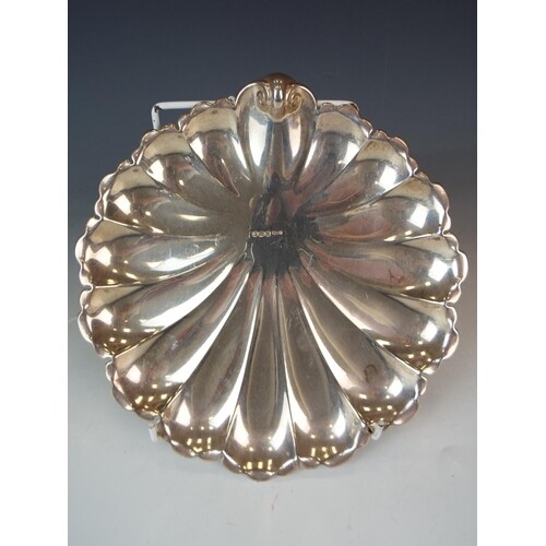 Lovely footed Scallop shell Silver serving dish. Sheffield 1...