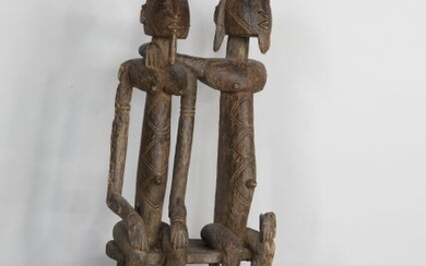MALI Couple de statues en bois sculpté. XXe, dans le style DOGON H : 72...