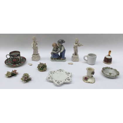 Manifatture diverse. Lotto composto da dodici oggetti diversi in ceramica e porcellana policroma (difetti e mancanze)