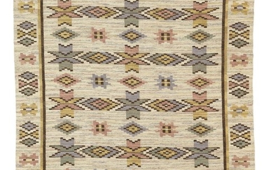 Märta Måås-Fjetterström: “Vit Botten” (White Base). Handwoven wool carpet in “rölakan” flatweave technique with polychrome geometric pattern on light base.