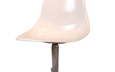 Mid-Century Modern Swiveling Fiberglass Chair