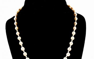 NECKLACE, cultured baroque saltwater pearls approx. 5.5-8.4 mm and small intermediate beads approx. 2.8 mm, ball shaped magnetic clasp, sterling silver.