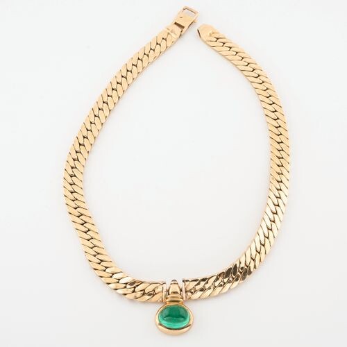 Necklace in yellow gold (750) with a flat curb chain...