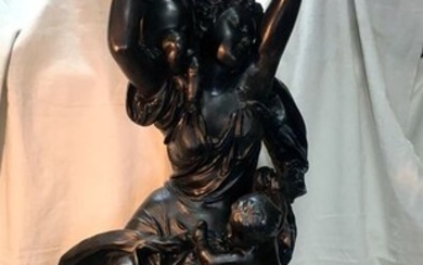 Nello stile di Clodion o Moreau - Sculpture, large sculpture - seated woman with two cherubs in celebration - 56 cm (1) - Marble, Zamac - First half 20th century