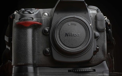 Nikon D 300 + Grip MB-D10 + 3 Batteries ( 2 neuves )30 800 vues ( 21 % )