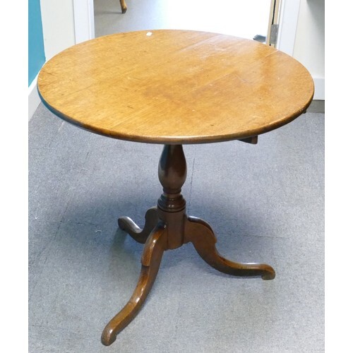 Oak circular top George III tilt top table: Measuring 71cm w...