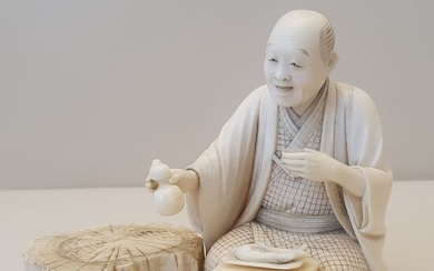 Okimono - Ivory - Man enjoying a meal - With signature 'Shizuhiro' 静廣 - Japan - Meiji period (1868-1912)