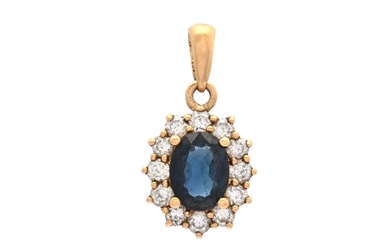 PENDANT CLUSTER, or 18K, saphir bleu de taille ovale approx. 1,45 ct, 12 diamants de...