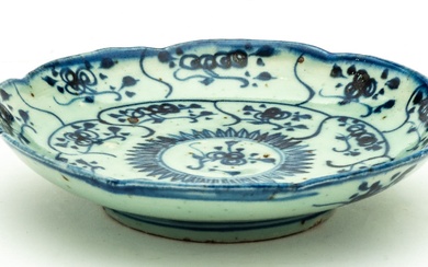 PETIT PLAT EN PORCELAINE CHINOISE probablement dynastie Ming H : 3.8 cm, D : 16...