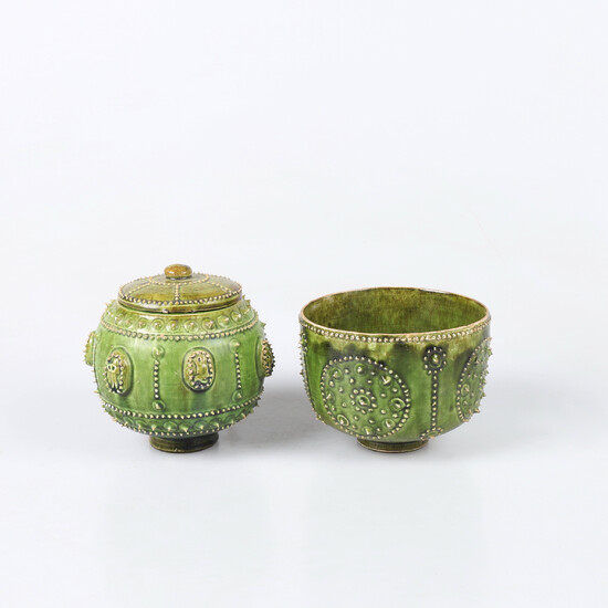 POTS, 2 pcs, porcelain, Ming Dynasty (1368-1644), China.
