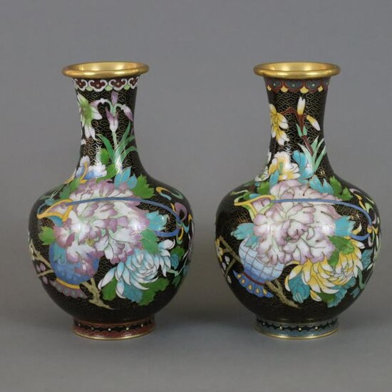 Paar Cloisonné-Vasen - China 20.Jh.