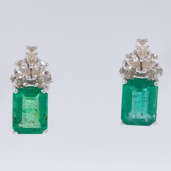 Paar klassische Smaragd-Ohrringe mit