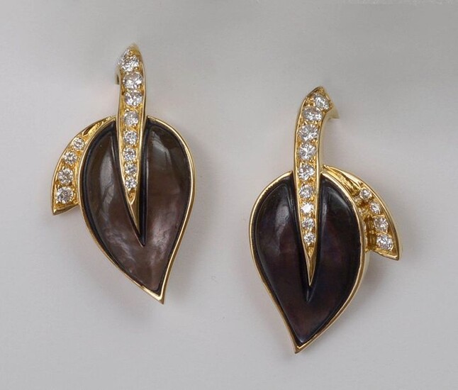 Pair of 18 karat yellow gold "Leaf" earrings set with mother-of-pearl and brilliant-cut diamonds for a total of +/-0.50 carat (Color:E-F-G; Purity: VVS-VS). Size: +/-2.8x1.6cm. Total weight: 11.2 gr.