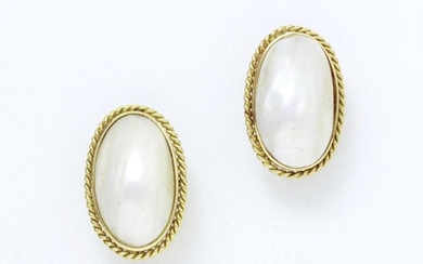 Pair of 750 thousandths gold ear clips, dressed in mother-of-pearl in a twisted frame. French work. (cracks)