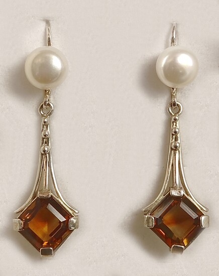 Pair of art deco earrings, hinged earwire set with genuine white cultured pearls in elegant bouton