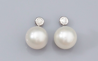 Paire de boucles d'oreilles en or gris 750°/°° (18K), serties de perles de culture de...