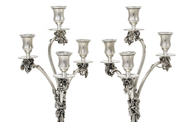 Paire de candélabres à 4 bras de lumière en argent, Espagne, XXe. A riche décor de pampres de vigne, lestés, h. 38,5 cm