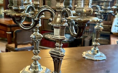 Paire de candélabres à trois bras de lumière en métal argenté Style du XVIIIe siècle...