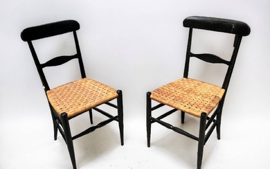 Paire de chaises en bois noirci et assise en paille