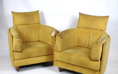 Paire de fauteuils, structure en bois recouvert de garniture jaune moutarde. Travail des années 50/60....