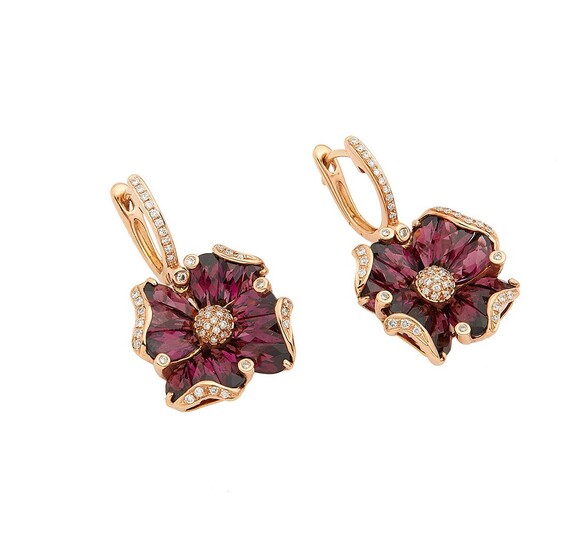 Paire de pendants d oreilles en or rose 18K (750/°°), figurant une fleur ornée d...