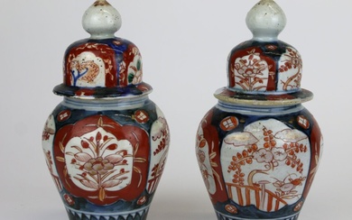 Paire de vases couverts en porcelaine de... - Lot 129 - Art Valorem