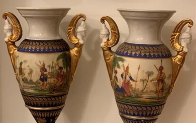 Paire de vases de forme balustre en porcelaine... - Lot 29 - L'Huillier & Associés