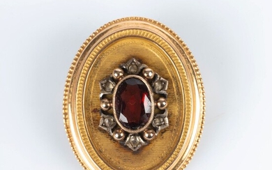 Pendentif médaillon ovale en or serti d'une pierre ovale dans un entourage de diamants taille...