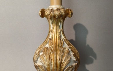Pied de lampe en bois sculpté, laqué et doré à décor de feuilles d'acanthes, Ht...