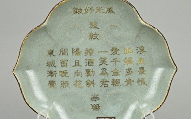 Plat chinois en porcelaine céladon en forme de nénuphar avec texte zippé en or +...
